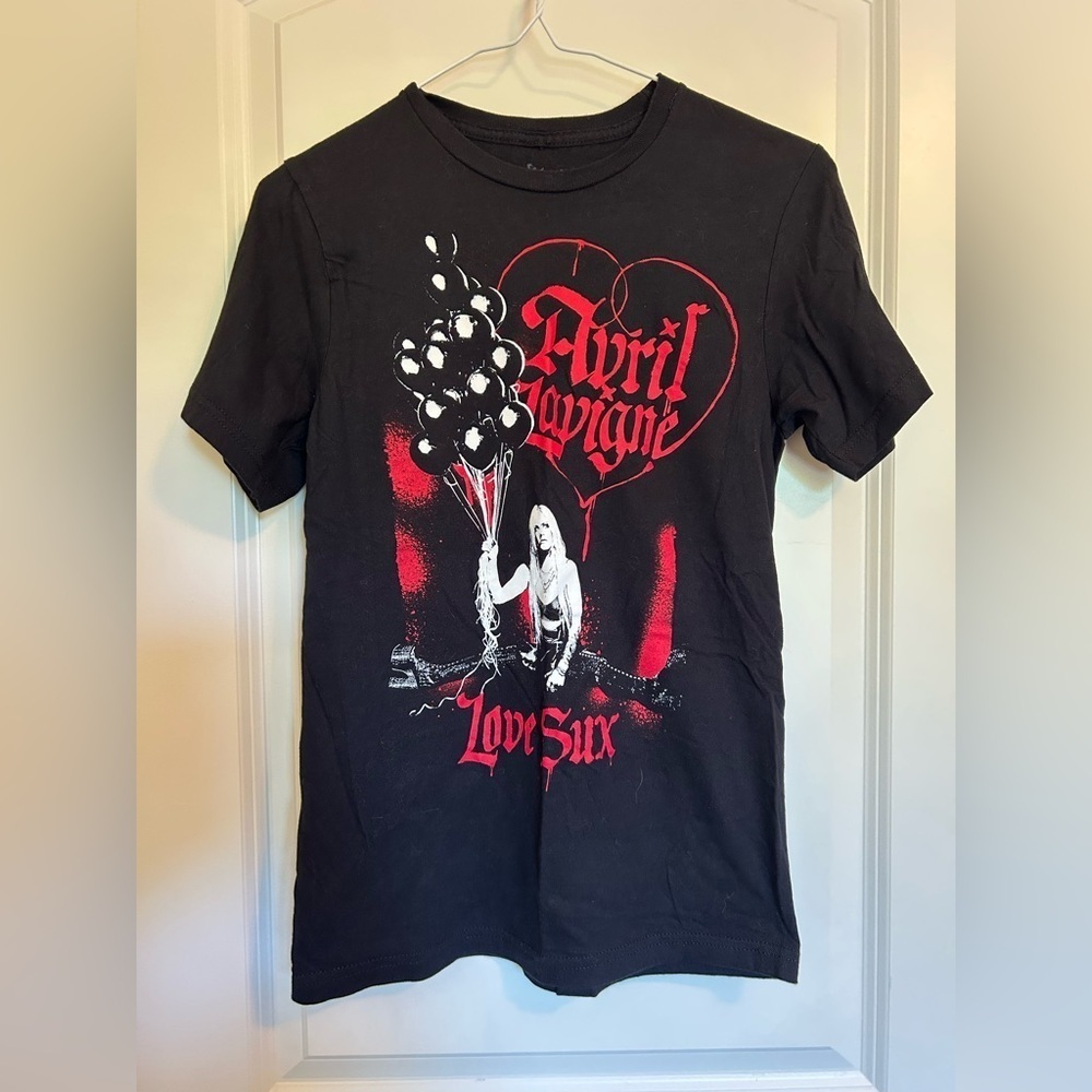 Avril Lavigne “love sux”  fitted Black Graphic T-Shirt